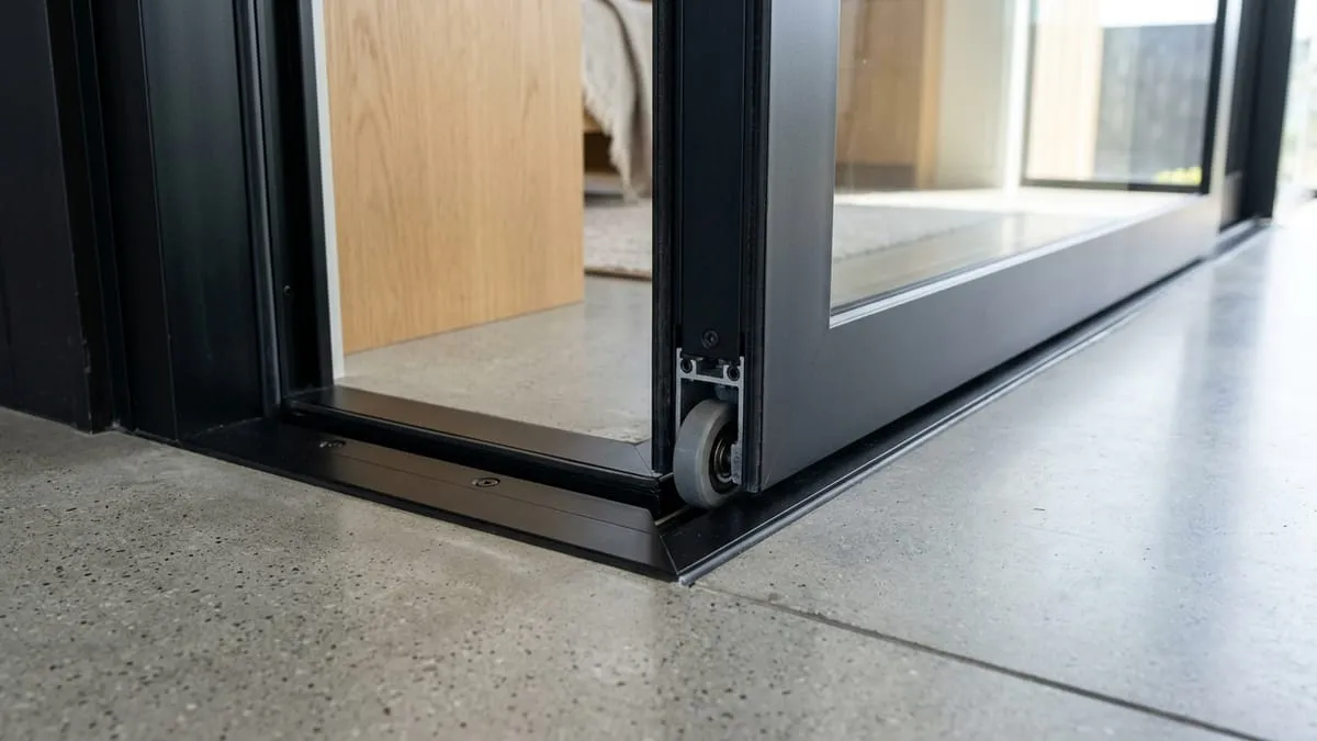 Rel pintu geser aluminium untuk kos-kosan mahasiswa di Singosari